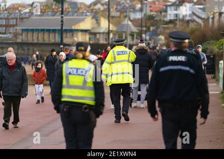 Portobello, Schottland, Großbritannien. 10. Januar 2021. Trotz einer derzeit in Schottland erzwungenen nationalen Sperre waren Portobello Promenade und Strand mit einer großen Anzahl von Menschen beschäftigt, die dort am Sonntagnachmittag waren. Mehrere Polizeipatrouillen waren offensichtlich, dass sie meist unauffällig blieben, aber die Beamten sprachen mit den Kaffeehäffern, um sie zu drängen, die soziale Distanz zwischen den Kunden korrekt zu halten. Iain Masterton/Alamy Live News Stockfoto