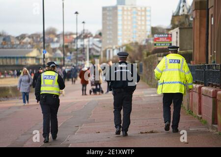 Portobello, Schottland, Großbritannien. 10. Januar 2021. Trotz einer derzeit in Schottland erzwungenen nationalen Sperre waren Portobello Promenade und Strand mit einer großen Anzahl von Menschen beschäftigt, die dort am Sonntagnachmittag waren. Mehrere Polizeipatrouillen waren offensichtlich, dass sie meist unauffällig blieben, aber die Beamten sprachen mit den Kaffeehäffern, um sie zu drängen, die soziale Distanz zwischen den Kunden korrekt zu halten. Iain Masterton/Alamy Live News Stockfoto