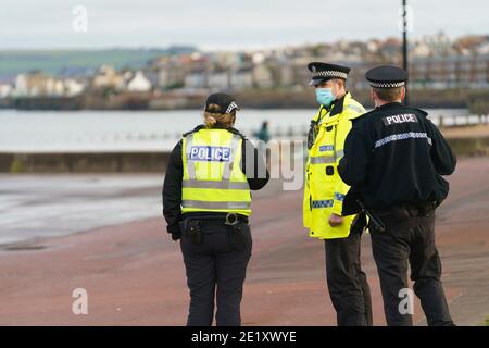 Portobello, Schottland, Großbritannien. 10. Januar 2021. Trotz einer derzeit in Schottland erzwungenen nationalen Sperre waren Portobello Promenade und Strand mit einer großen Anzahl von Menschen beschäftigt, die dort am Sonntagnachmittag waren. Mehrere Polizeipatrouillen waren offensichtlich, dass sie meist unauffällig blieben, aber die Beamten sprachen mit den Kaffeehäffern, um sie zu drängen, die soziale Distanz zwischen den Kunden korrekt zu halten. Iain Masterton/Alamy Live News Stockfoto