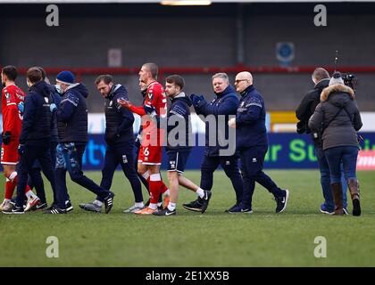 Broadfield Stadium, Crawley, Sussex, Großbritannien. Januar 2021. English FA Cup Football, Crawley Town versus Leeds United; Max Watters of Crawley feiert in Vollzeit mit Crawley-Manager John Yems Kredit: Action Plus Sports/Alamy Live News Stockfoto