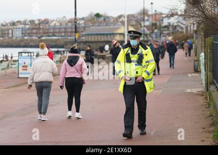 Portobello, Schottland, Großbritannien. 10. Januar 2021. Trotz einer derzeit in Schottland erzwungenen nationalen Sperre waren Portobello Promenade und Strand mit einer großen Anzahl von Menschen beschäftigt, die dort am Sonntagnachmittag waren. Mehrere Polizeipatrouillen waren offensichtlich, dass sie meist unauffällig blieben, aber die Beamten sprachen mit den Kaffeehäffern, um sie zu drängen, die soziale Distanz zwischen den Kunden korrekt zu halten. Iain Masterton/Alamy Live News Stockfoto