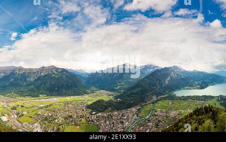 Panoramablick auf Interlaken an einem schönen Sommertag, Schweiz Stockfoto