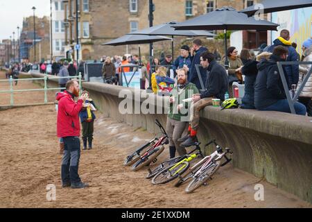 Portobello, Schottland, Großbritannien. 10. Januar 2021. Trotz einer derzeit in Schottland erzwungenen nationalen Sperre waren Portobello Promenade und Strand mit einer großen Anzahl von Menschen beschäftigt, die dort am Sonntagnachmittag waren. Mehrere Polizeipatrouillen waren offensichtlich, dass sie meist unauffällig blieben, aber die Beamten sprachen mit den Kaffeehäffern, um sie zu drängen, die soziale Distanz zwischen den Kunden korrekt zu halten. Iain Masterton/Alamy Live News Stockfoto