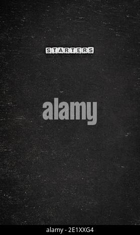 Wortstarter auf schwarzem Stein Hintergrund Stockfoto