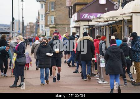 Portobello, Schottland, Großbritannien. 10. Januar 2021. Trotz einer derzeit in Schottland erzwungenen nationalen Sperre waren Portobello Promenade und Strand mit einer großen Anzahl von Menschen beschäftigt, die dort am Sonntagnachmittag waren. Mehrere Polizeipatrouillen waren offensichtlich, dass sie meist unauffällig blieben, aber die Beamten sprachen mit den Kaffeehäffern, um sie zu drängen, die soziale Distanz zwischen den Kunden korrekt zu halten. Iain Masterton/Alamy Live News Stockfoto