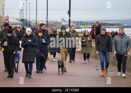 Portobello, Schottland, Großbritannien. 10. Januar 2021. Trotz einer derzeit in Schottland erzwungenen nationalen Sperre waren Portobello Promenade und Strand mit einer großen Anzahl von Menschen beschäftigt, die dort am Sonntagnachmittag waren. Mehrere Polizeipatrouillen waren offensichtlich, dass sie meist unauffällig blieben, aber die Beamten sprachen mit den Kaffeehäffern, um sie zu drängen, die soziale Distanz zwischen den Kunden korrekt zu halten. Iain Masterton/Alamy Live News Stockfoto