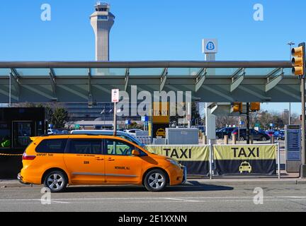 NEWARK, NJ – 7. JAN. 2021 – Blick auf ein gelbes Taxi des NYC-Minivans am Newark Liberty International Airport (EWR) in New Jersey, USA. Stockfoto