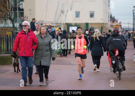 Portobello, Schottland, Großbritannien. 10. Januar 2021. Trotz einer derzeit in Schottland erzwungenen nationalen Sperre waren Portobello Promenade und Strand mit einer großen Anzahl von Menschen beschäftigt, die dort am Sonntagnachmittag waren. Mehrere Polizeipatrouillen waren offensichtlich, dass sie meist unauffällig blieben, aber die Beamten sprachen mit den Kaffeehäffern, um sie zu drängen, die soziale Distanz zwischen den Kunden korrekt zu halten. Iain Masterton/Alamy Live News Stockfoto