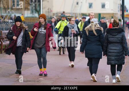 Portobello, Schottland, Großbritannien. 10. Januar 2021. Trotz einer derzeit in Schottland erzwungenen nationalen Sperre waren Portobello Promenade und Strand mit einer großen Anzahl von Menschen beschäftigt, die dort am Sonntagnachmittag waren. Mehrere Polizeipatrouillen waren offensichtlich, dass sie meist unauffällig blieben, aber die Beamten sprachen mit den Kaffeehäffern, um sie zu drängen, die soziale Distanz zwischen den Kunden korrekt zu halten. Iain Masterton/Alamy Live News Stockfoto