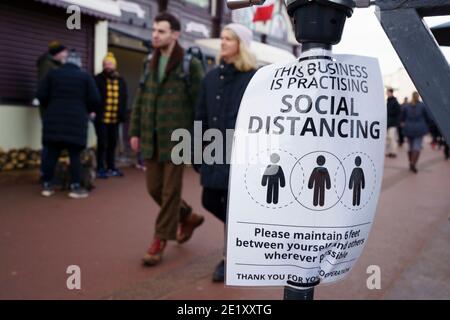 Portobello, Schottland, Großbritannien. 10. Januar 2021. Trotz einer derzeit in Schottland erzwungenen nationalen Sperre waren Portobello Promenade und Strand mit einer großen Anzahl von Menschen beschäftigt, die dort am Sonntagnachmittag waren. Mehrere Polizeipatrouillen waren offensichtlich, dass sie meist unauffällig blieben, aber die Beamten sprachen mit den Kaffeehäffern, um sie zu drängen, die soziale Distanz zwischen den Kunden korrekt zu halten. Iain Masterton/Alamy Live News Stockfoto