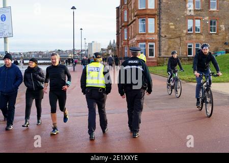 Portobello, Schottland, Großbritannien. 10. Januar 2021. Trotz einer derzeit in Schottland erzwungenen nationalen Sperre waren Portobello Promenade und Strand mit einer großen Anzahl von Menschen beschäftigt, die dort am Sonntagnachmittag waren. Mehrere Polizeipatrouillen waren offensichtlich, dass sie meist unauffällig blieben, aber die Beamten sprachen mit den Kaffeehäffern, um sie zu drängen, die soziale Distanz zwischen den Kunden korrekt zu halten. Iain Masterton/Alamy Live News Stockfoto
