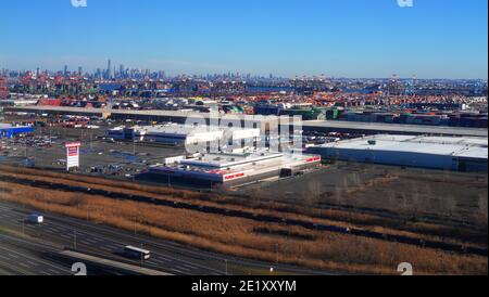 NEWARK, NJ -7 JAN 2021- Luftaufnahme des Hafens von Newark Elizabeth New Jersey und der Skyline von Manhattan New York City im Hintergrund. Stockfoto