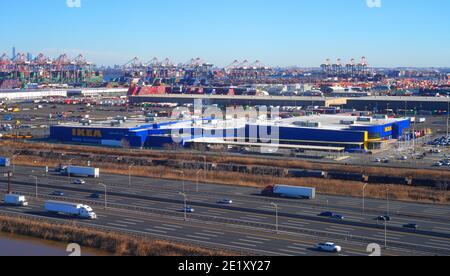 NEWARK, NJ -7 JAN 2021- Luftaufnahme des New Jersey Turnpike, des IKEA Stores und des Hafens von Elizabeth in der Nähe des Newark Liberty International Airport (EW Stockfoto