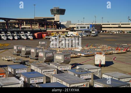 NEWARK, NJ -7 JAN 2021- Frachtcontainer bereit für die Verladung in Flugzeuge am Newark Liberty International Airport (EWR) in New Jersey, United Sta Stockfoto