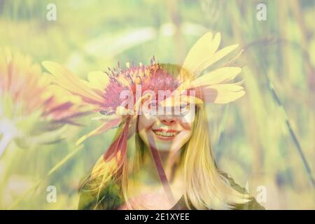 Glücklich lächelnde Frau und Sommer. Fotoüberzug einer Frau und einer sommerblühenden Blume. Stockfoto