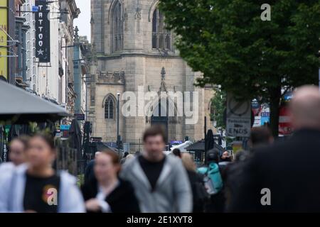 Liverpool, Großbritannien - September 29 2020: Menschen im Stadtzentrum von Liverpool am Dienstag, wo die Infektionsrate derzeit über 260 pro 100,000 liegt. Stockfoto