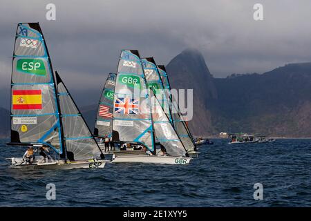 Segeln bei den Olympischen Spielen in Rio 2016. Die spanischen Mannschaftssegler Tamara Echegoyen und Berta Betanzos treten in der 49er FX-Klasse an, die Damen-Skiff-Segelyacht A Stockfoto