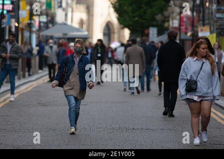 Liverpool, Großbritannien - September 29 2020: Menschen im Stadtzentrum von Liverpool am Dienstag, wo die Infektionsrate derzeit über 260 pro 100,000 liegt. Stockfoto