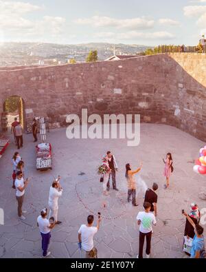 Ankara, Türkei-9. September 2020: Romantische Paare genießen Ankara Schloss mit Musikern kurz nach Heiratsantrag. Stockfoto