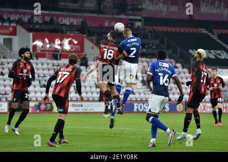 OLDHAM, ENGLAND. 9. JANUAR Oldham Athletic Harry Clarke tusles mit Cameron Carter-Vickers von Bournemouth während des FA Cup-Spiels zwischen Bournemouth und Oldham Athletic im Vitality Stadium, Bournemouth am Samstag, 9. Januar 2021. (Quelle: Eddie Garvey, Mi News) Stockfoto