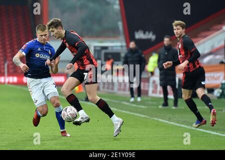 OLDHAM, ENGLAND. 9. JANUAR Oldham Athletic Harry Clarke tusles mit David Brooks aus Bournemouth während des FA Cup-Spiels zwischen Bournemouth und Oldham Athletic im Vitality Stadium, Bournemouth am Samstag, 9. Januar 2021. (Quelle: Eddie Garvey, Mi News) Stockfoto