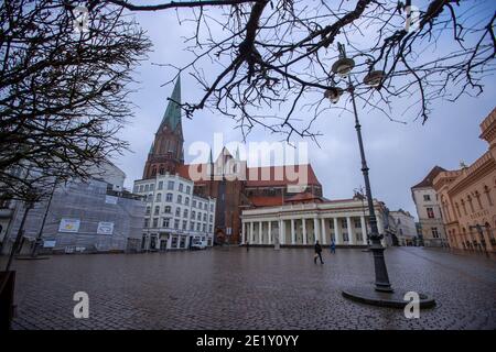 Schwerin, Deutschland. Januar 2021. Fast menschenleer ist der Marktplatz vor dem Säulengebäude und der Kathedrale. Einwohner Mecklenburg-Vorpommerns müssen sich seit 10.01.2021 auf strengere Corona-Maßnahmen vorbereiten. Dazu gehören beispielsweise strengere Kontaktbeschränkungen. Quelle: Jens Büttner/dpa-Zentralbild/dpa/Alamy Live News Stockfoto