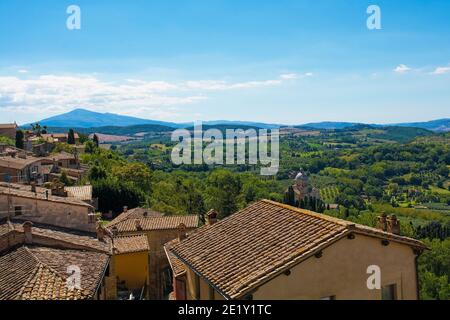 Die Spätsommerlandschaft rund um Montepulciano im Val d'Orcia, Provinz Siena, Toskana, Italien. Von den Dächern der Stadt aus gesehen Stockfoto