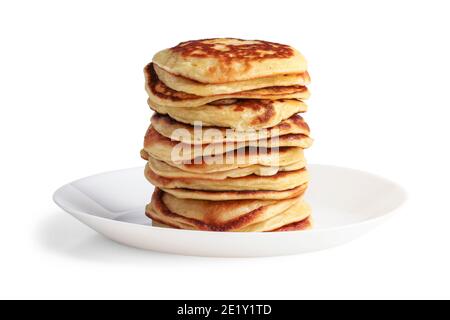 Gebratene Pfannkuchen in einem Stapel auf einem weißen Porzellanteller Stockfoto