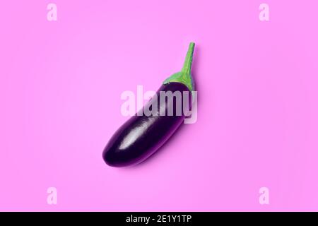 Aubergine Gemüse auf einem rosa minimal Hintergrund. Gemüse und Lebensmittel Minimalkonzept. Stockfoto