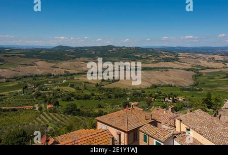 Die Spätsommerlandschaft rund um Montepulciano im Val d'Orcia, Provinz Siena, Toskana, Italien. Von den Dächern der Stadt aus gesehen Stockfoto