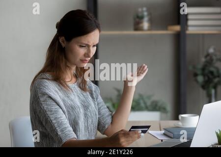 Unglückliche Frau frustriert durch Fehler mit Kreditkarte online bezahlen Stockfoto