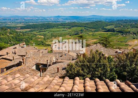 Die Spätsommerlandschaft rund um Montepulciano im Val d'Orcia, Provinz Siena, Toskana, Italien. Von den Dächern der Stadt aus gesehen Stockfoto