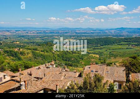 Die Spätsommerlandschaft rund um Montepulciano im Val d'Orcia, Provinz Siena, Toskana, Italien. Von den Dächern der Stadt aus gesehen Stockfoto