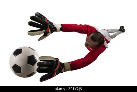 Torhüter versucht, den Ball zu tacken. Isoliert auf weißem Hintergrund Stockfoto