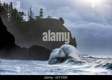 WA20040-00..... WASHIHGTON - Brandung am Cape Disappointment Lighthouse in der Nähe des Ausflusses des Columbia River im Cape Disappointment State Park. Stockfoto