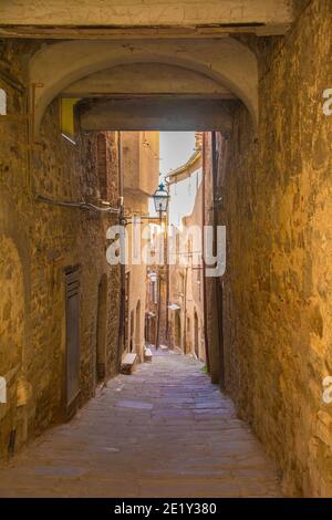 Eine überdachte Gasse im Dorf Montemerano bei Manciano in der Provinz Grosseto, Toskana, Italien Stockfoto