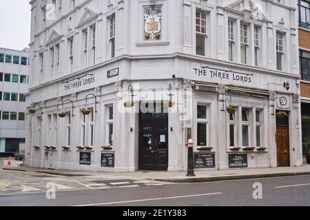 Das Haus der drei Herren, geschlossen wegen der Covid-19 Absperrung. The Minories, City of London, Großbritannien, 10. Januar 2021 Stockfoto