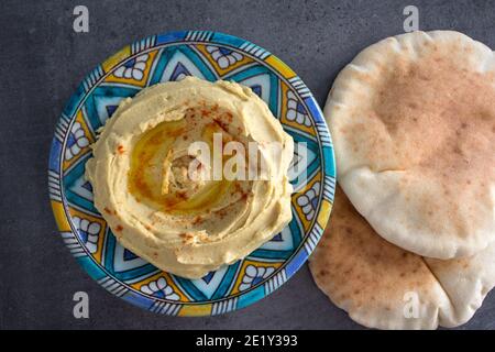 Hummus mit Pita-Brot. Klassisches israelisches Hummus Nahaufnahme Foto. Ausgewogene vegetarische Mahlzeit. Einnahmen aus dem Nahen Osten. Stockfoto