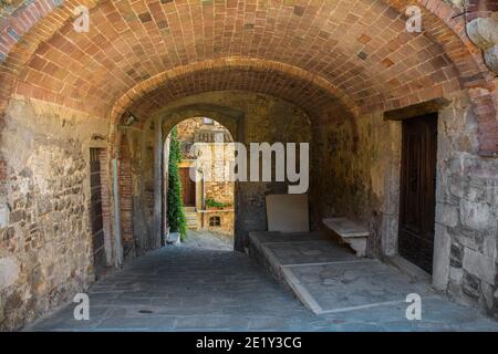 Eine überdachte Gasse im Dorf Montemerano bei Manciano in der Provinz Grosseto, Toskana, Italien Stockfoto