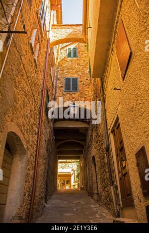 Eine überdachte Gasse im Dorf Montemerano bei Manciano in der Provinz Grosseto, Toskana, Italien Stockfoto