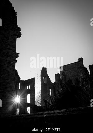 Silhoulette der Ruinen der alten Hardwick Hall. Stockfoto