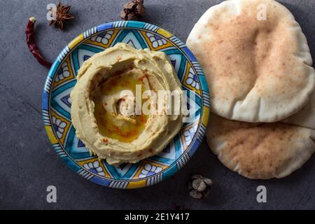 Hummus mit Pita-Brot. Klassisches israelisches Hummus Nahaufnahme Foto. Ausgewogene vegetarische Mahlzeit. Einnahmen aus dem Nahen Osten. Stockfoto