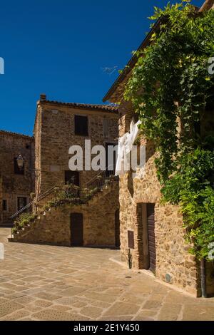 Historische Steinhäuser in der Ortschaft Montemerano bei Manciano in der Provinz Grosseto, Toskana, Italien Stockfoto