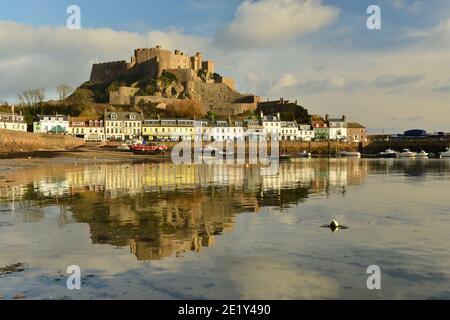 Mont Orgueil Castle, Jersey, Großbritannien mittelalterliches Monument aus dem 12. Jahrhundert und Hafen in der Bucht von Grouville an einem sonnigen Wintertag. Stockfoto