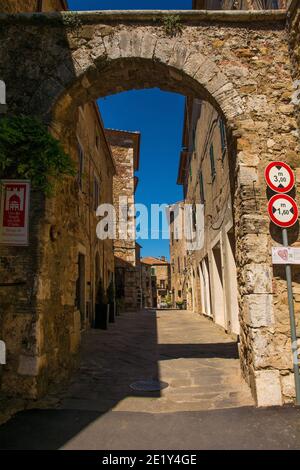 Ein römisches Tor, Porta Romana, im Dorf Montemerano bei Manciano in der Provinz Grosseto, Toskana, Italien. Das Schild auf der linken Seite informiert Besucher tha Stockfoto