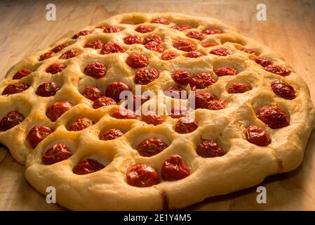 Apulian Focaccia, typisch bari Pizza mit einem Teig aus Kartoffeln und Hartweizenmehl mit Kirschtomaten auf der Oberseite, close up Stockfoto