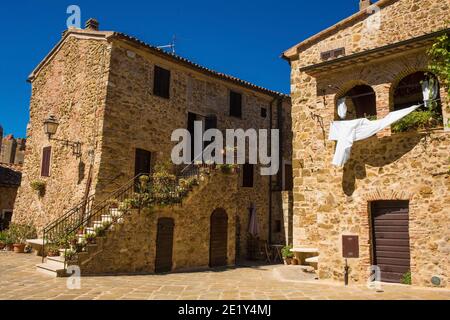 Historische Steinhäuser in der Ortschaft Montemerano bei Manciano in der Provinz Grosseto, Toskana, Italien Stockfoto