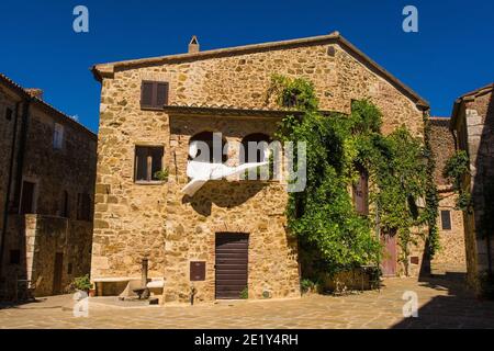 Historische Steinhäuser in der Ortschaft Montemerano bei Manciano in der Provinz Grosseto, Toskana, Italien Stockfoto