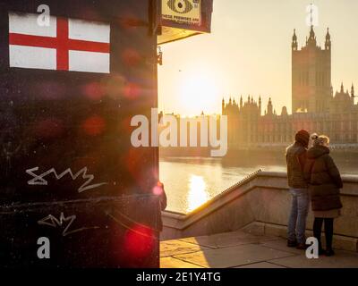 Die Sonne geht über den Houses of Parliament während der dritten nationalen Sperre in England unter. Stockfoto