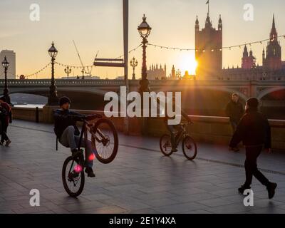 Die Sonne geht über den Houses of Parliament während der dritten nationalen Sperre in England unter. Stockfoto